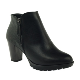 M.Daszyński Stövlar på stolpen svart 1708 1