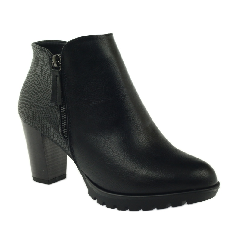 M.Daszyński Stövlar på stolpen svart 1708 1