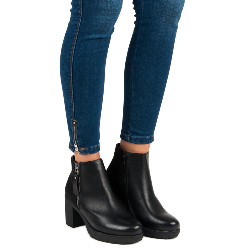 Anesia Paris Svarta fotkängor på stolpen 1