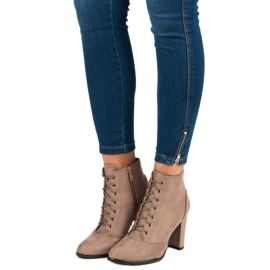 Juliet Knutna stövlar på stolpen brun 1