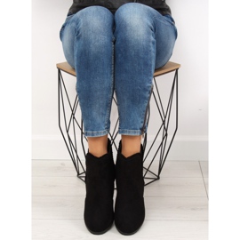 Högklackade stövlar med volang m269p Svart 1