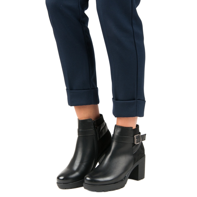 Anesia Paris Svarta stövlar på ett inlägg 1