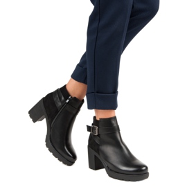 Anesia Paris Svarta stövlar på ett inlägg 2