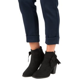 SDS Svarta fotkängor på stolpen 1