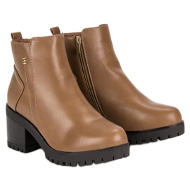 Bruna höga klackar 1