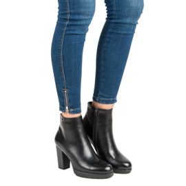 Weide Svarta fotkängor på stolpen 2