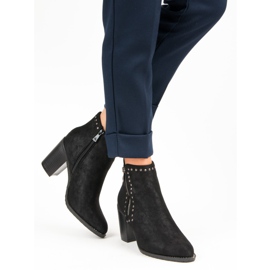 Kylie Svarta stövlar på ett inlägg 1