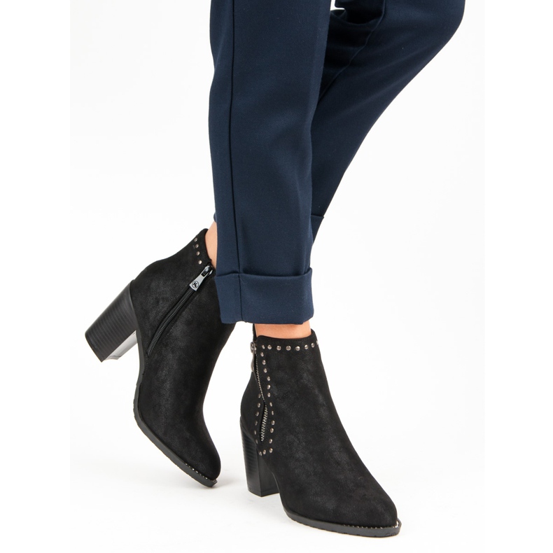 Kylie Svarta stövlar på ett inlägg 1