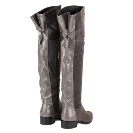 Filippo Mocka över knäna grå 1