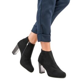 Eleganta stövlar på en stolpe svart 1