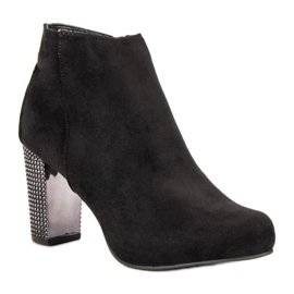 Eleganta stövlar på en stolpe svart 2