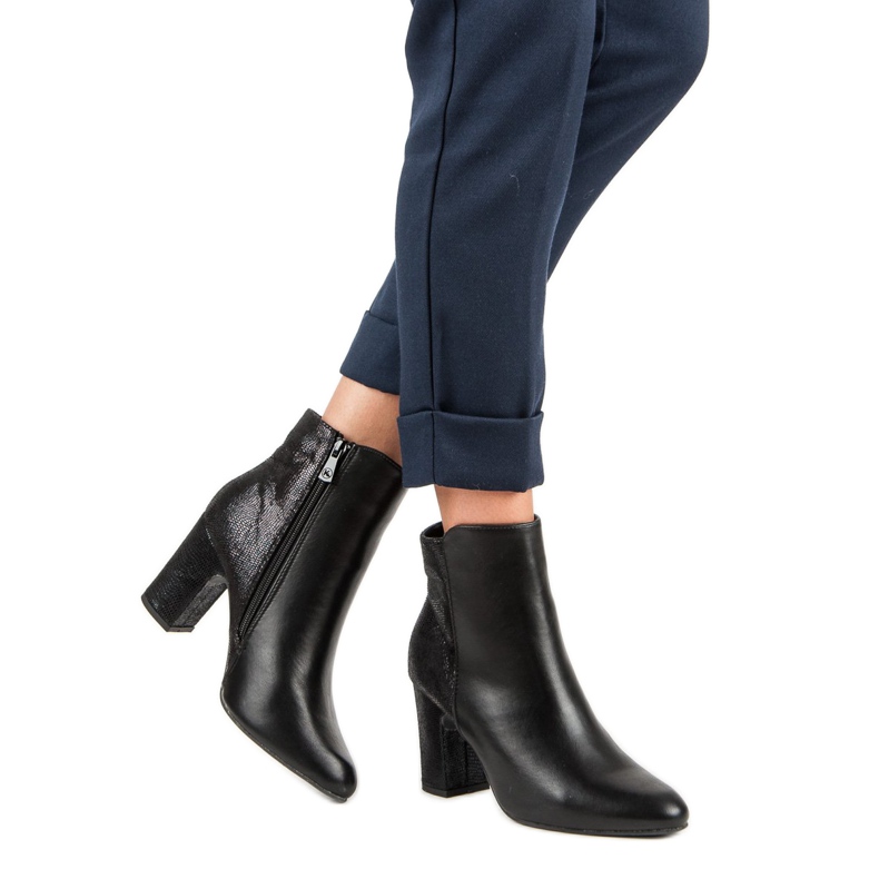 Kylie Svarta stövlar på ett inlägg 1