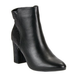 Kylie Svarta stövlar på ett inlägg 2