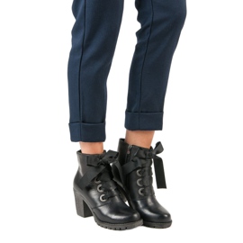 Knutna läderstövlar från VINCEZA svart 2