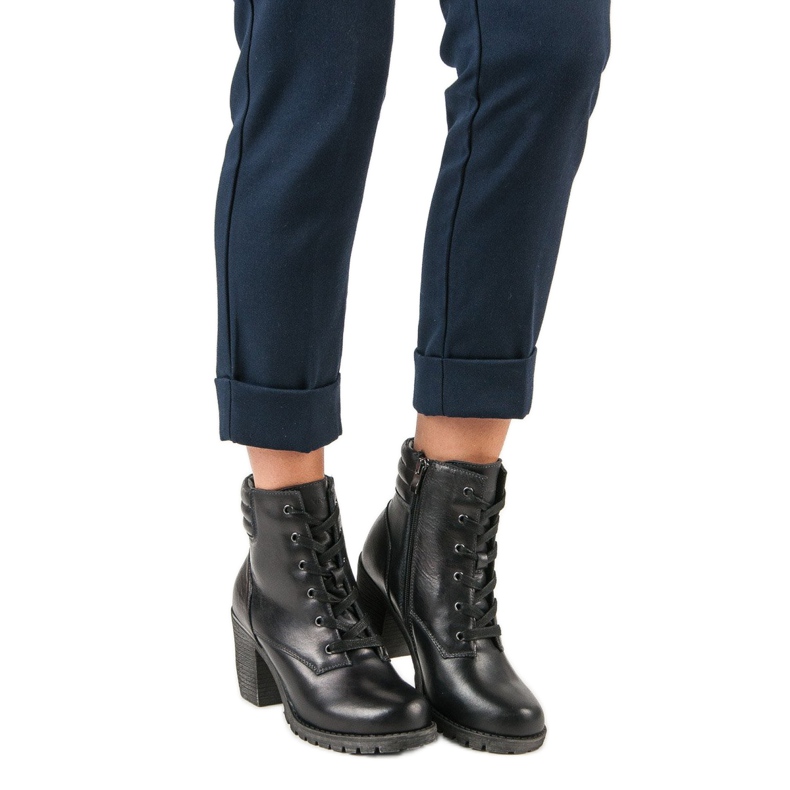 Svarta läderstövlar på en vinceza -stolpe 1