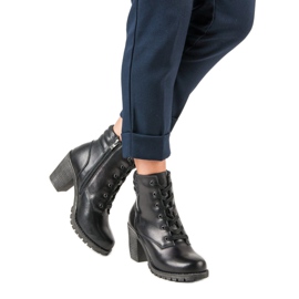 Svarta läderstövlar på en vinceza -stolpe 2