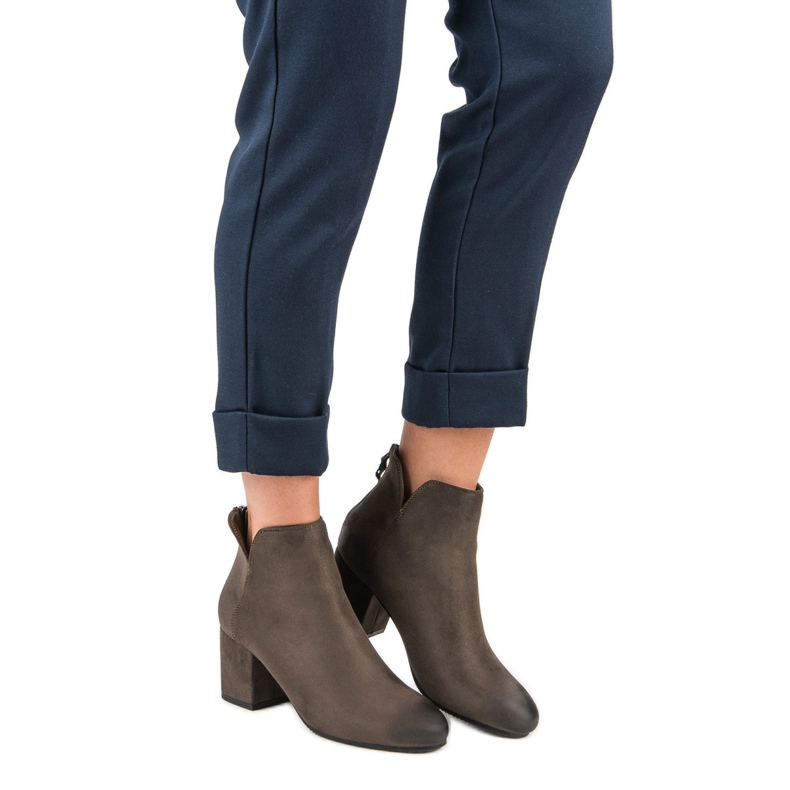 Högklackade stövlar i mocka från VINCEZA grön 1