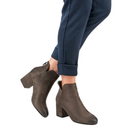 Högklackade stövlar i mocka från VINCEZA grön 2