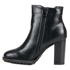 Kylie Svarta stövlar på ett inlägg 1