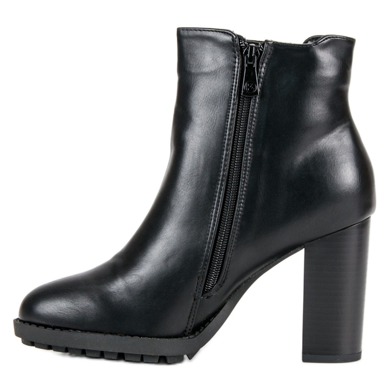 Kylie Svarta stövlar på ett inlägg 1