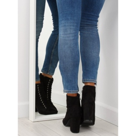 Stövlar på en stabil häl svart SP03 Svart 1