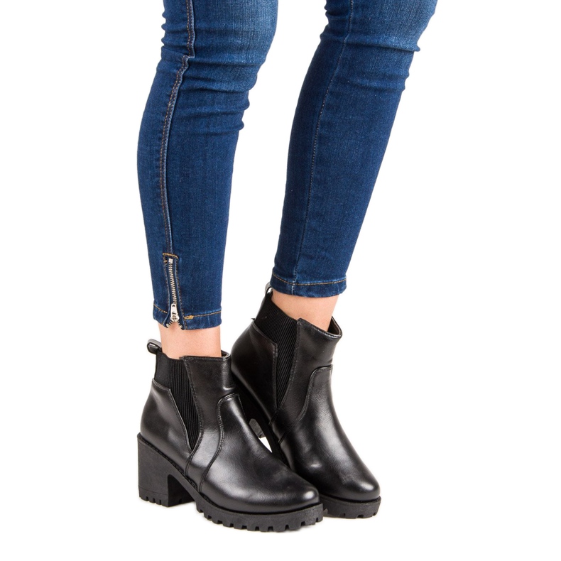 Svarta Chelsea stövlar på en bar 1