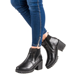 Svarta Chelsea stövlar på en bar 2