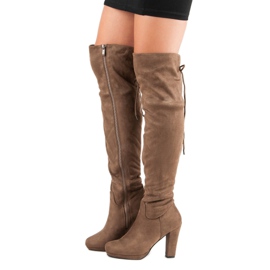 Mockaskinnmusketer på en pelare brun 1