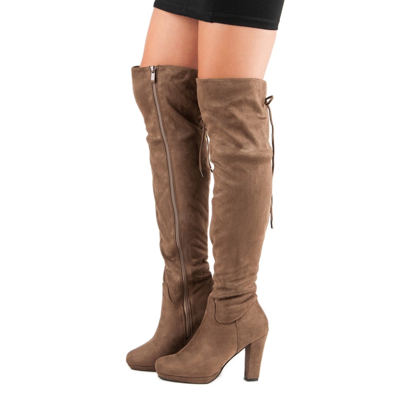 Mockaskinnmusketer på en pelare brun 1