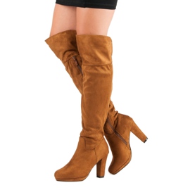 Mocka stövlar på en pelare brun 2