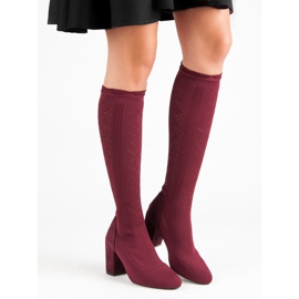 Openwork stövlar på en stolpe röd 2