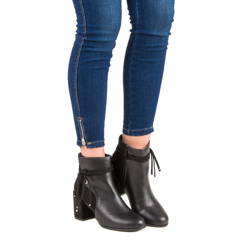 Nio Nio Svarta stövlar på ett inlägg 1