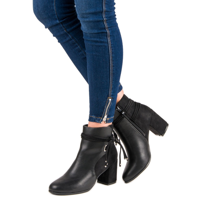 Nio Nio Svarta stövlar på ett inlägg 2