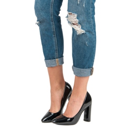 Lackerade pumpar på en pelare svart 1