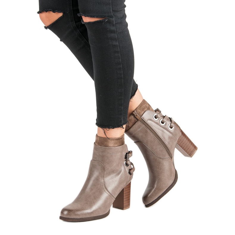 Super Mode Eleganta stövlar på en stolpe brun 2