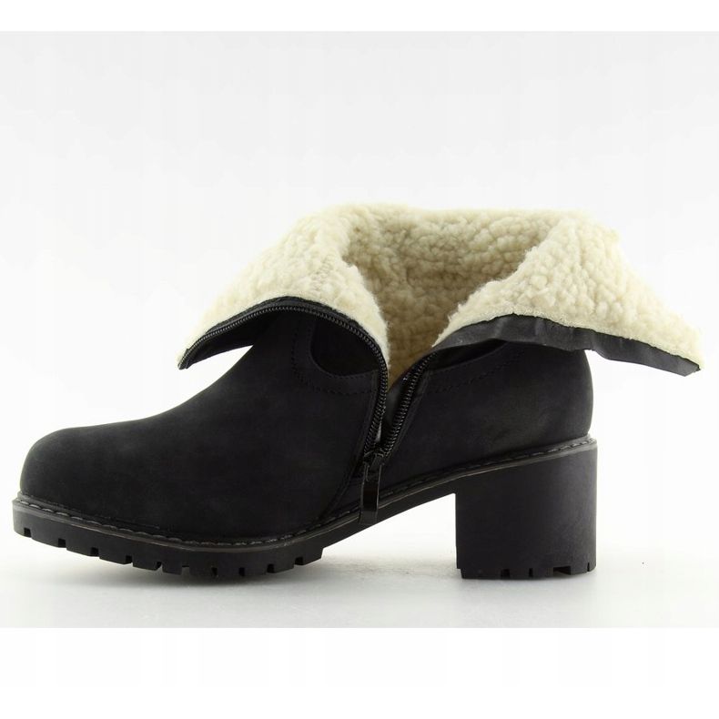 Svarta stövlar isolerade med lammsvarta NC726 svart 1