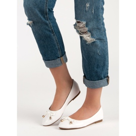 Vit Ballerina Med En Rosett 1