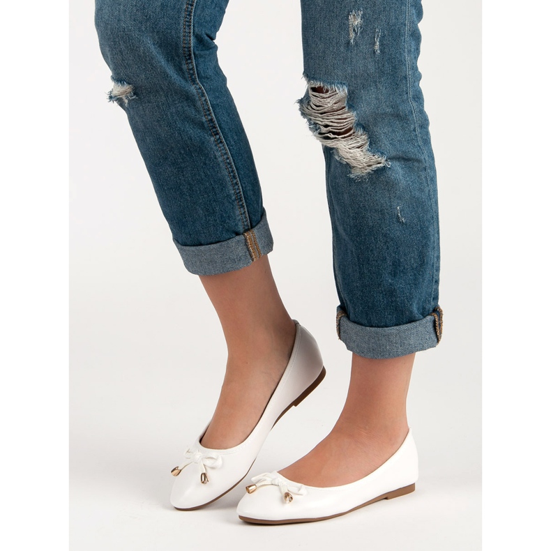 Vit Ballerina Med En Rosett 1