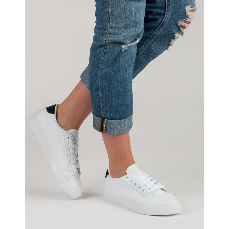 Vita sportskor svart 1