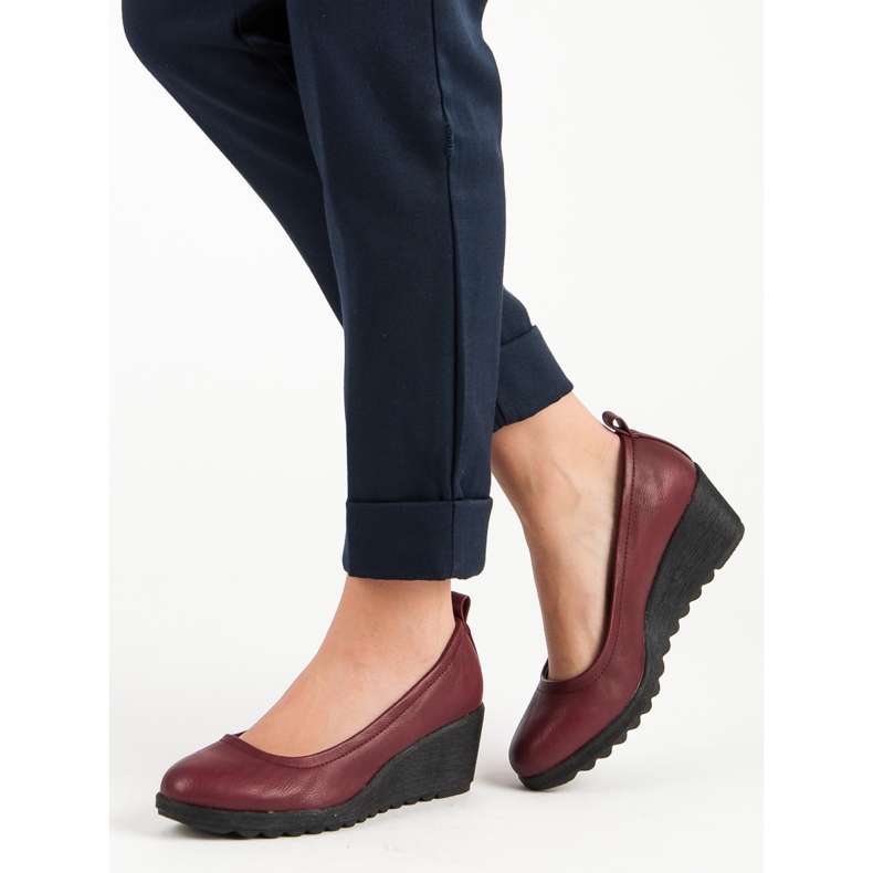 J. Star Röda pumpar på en kil 1