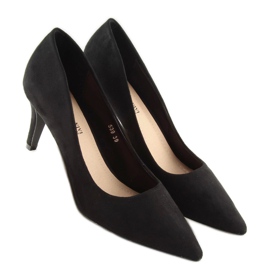 Pumpar på en svart 539 svart nål 1