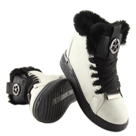 Svarta isolerade sneakers F506 vita 2