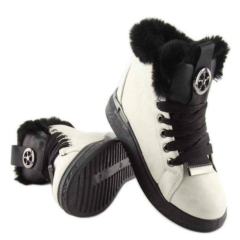 Svarta isolerade sneakers F506 vita 2