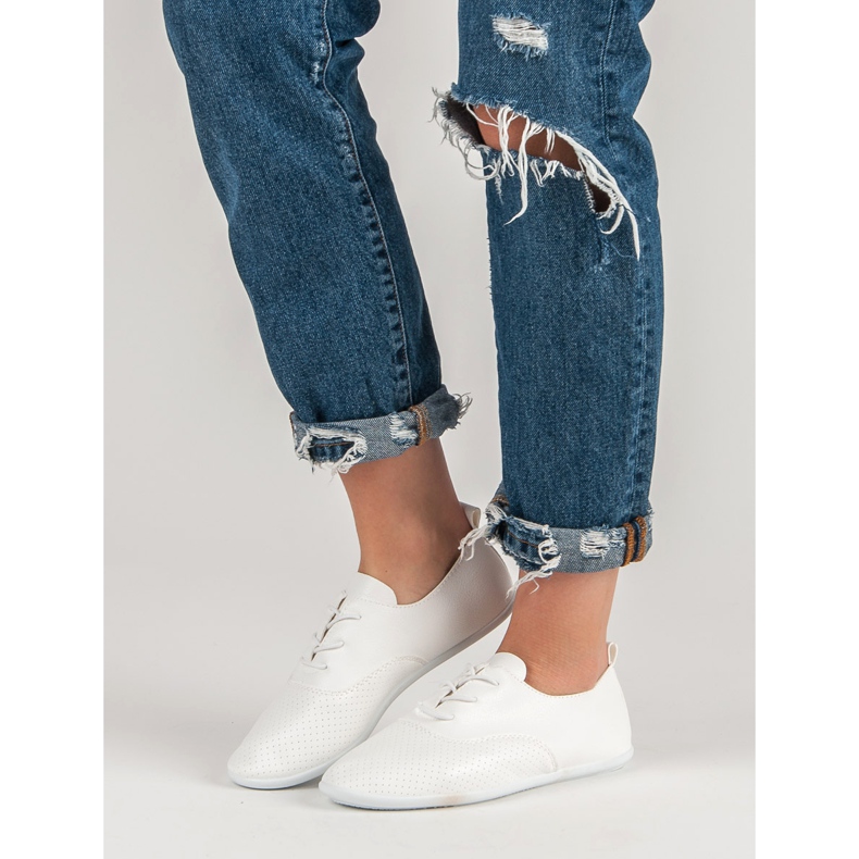 Vita knutna sneakers 2