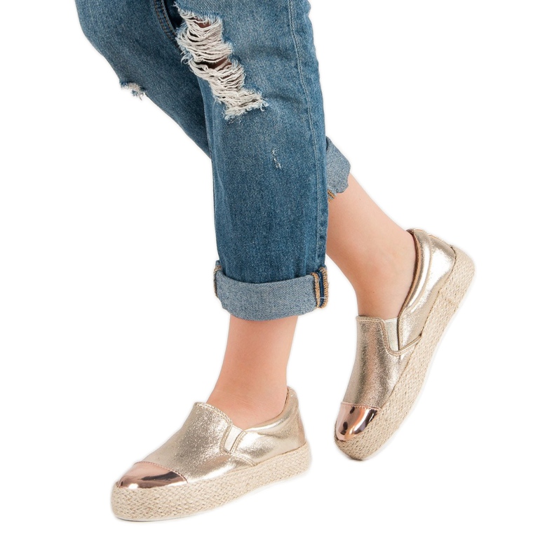 Trendiga gyllene sneakers 2