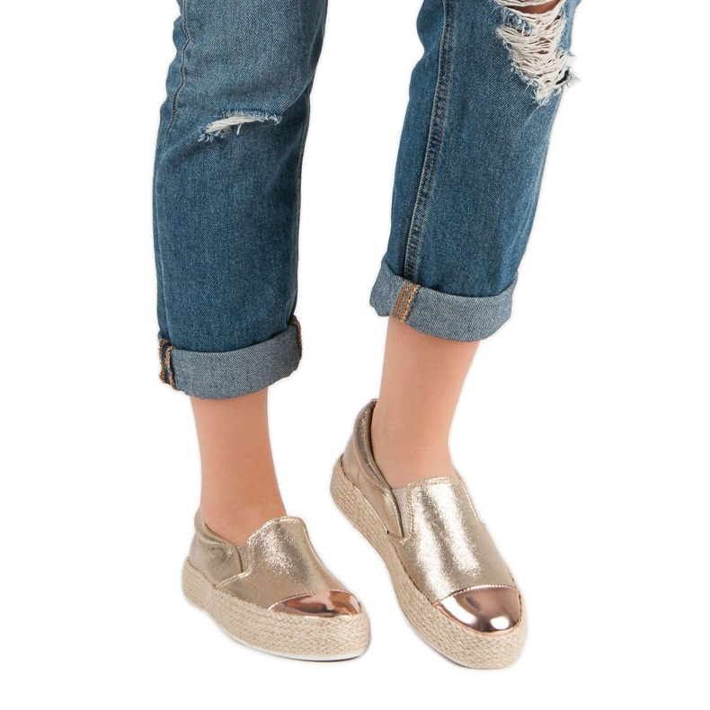 Trendiga gyllene sneakers 1