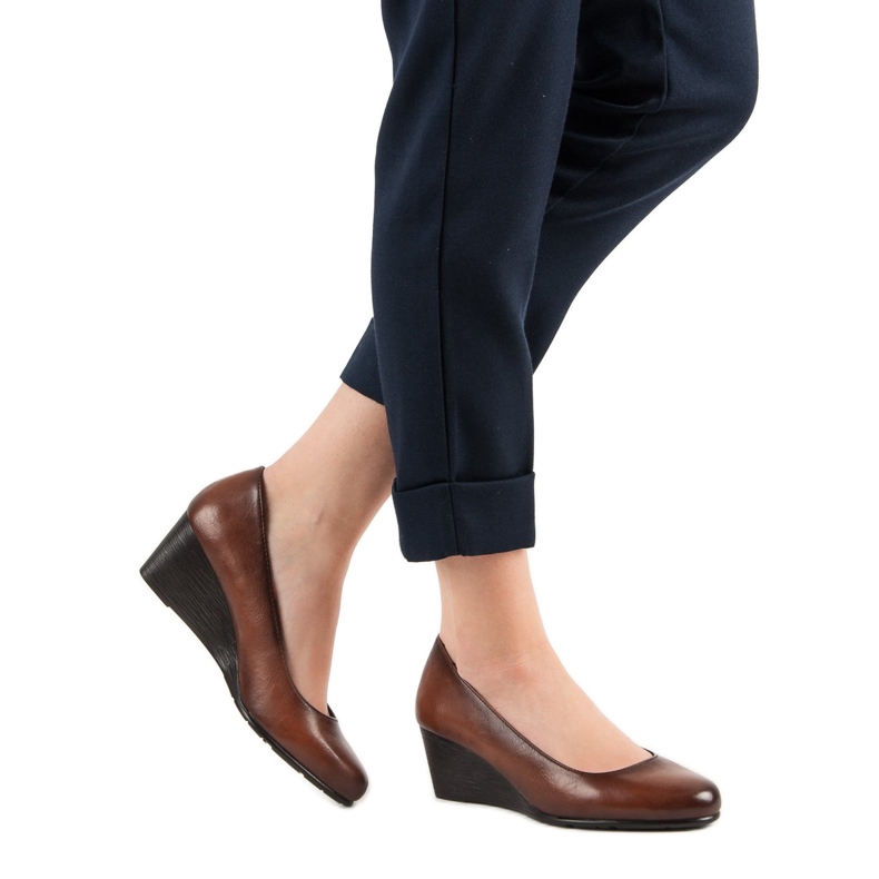 Klassiska pumpar på VINCEZA -kilen brun 2