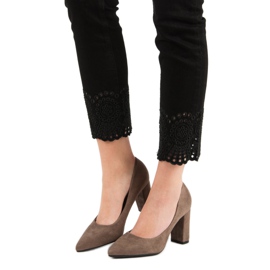 Ch. Creation Mocka pumpar på en pelare brun 1