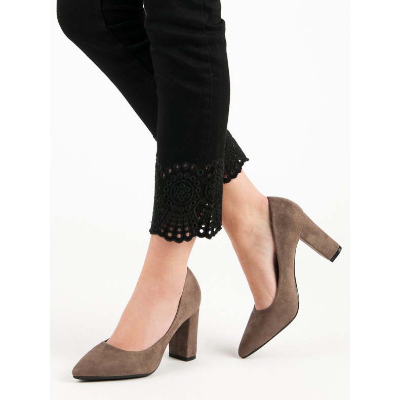 Ch. Creation Mocka pumpar på en pelare brun 2