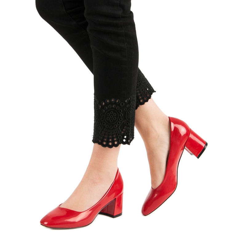 Diamantique Lackerade pumpar på en pelare röd 2